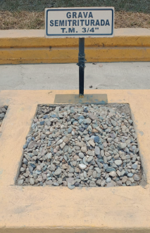 Tumba semi triturada tm 3/4 está escrita en un cartel