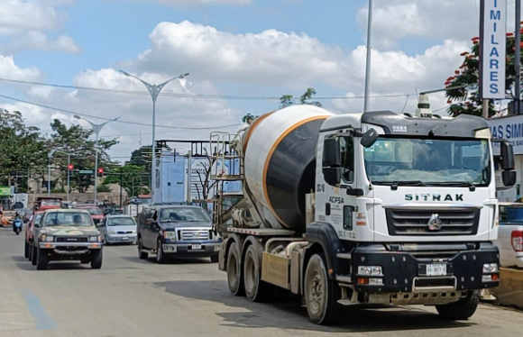 Un camión hormigonera circula por una calle de la ciudad.