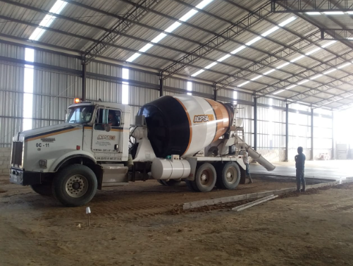 Un camión hormigonera está estacionado dentro de un edificio.