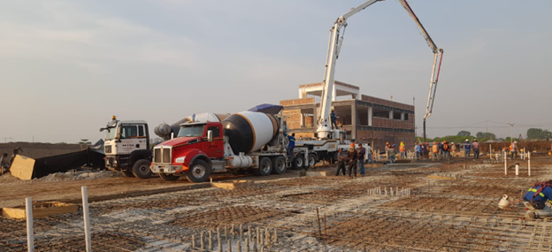 Se utiliza una bomba de hormigón para verter hormigón en un sitio de construcción.
