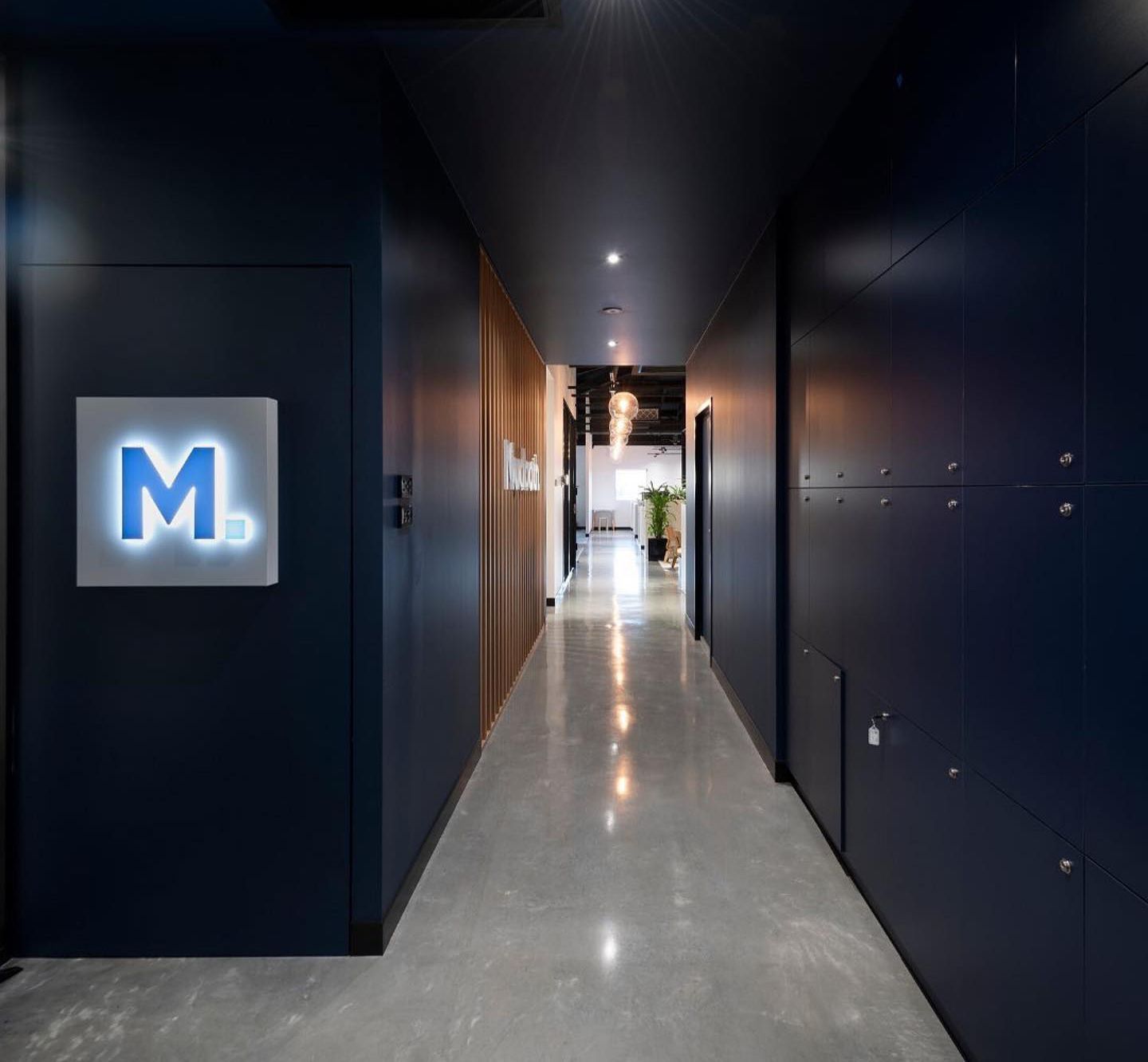A hallway with a sign that says m on it