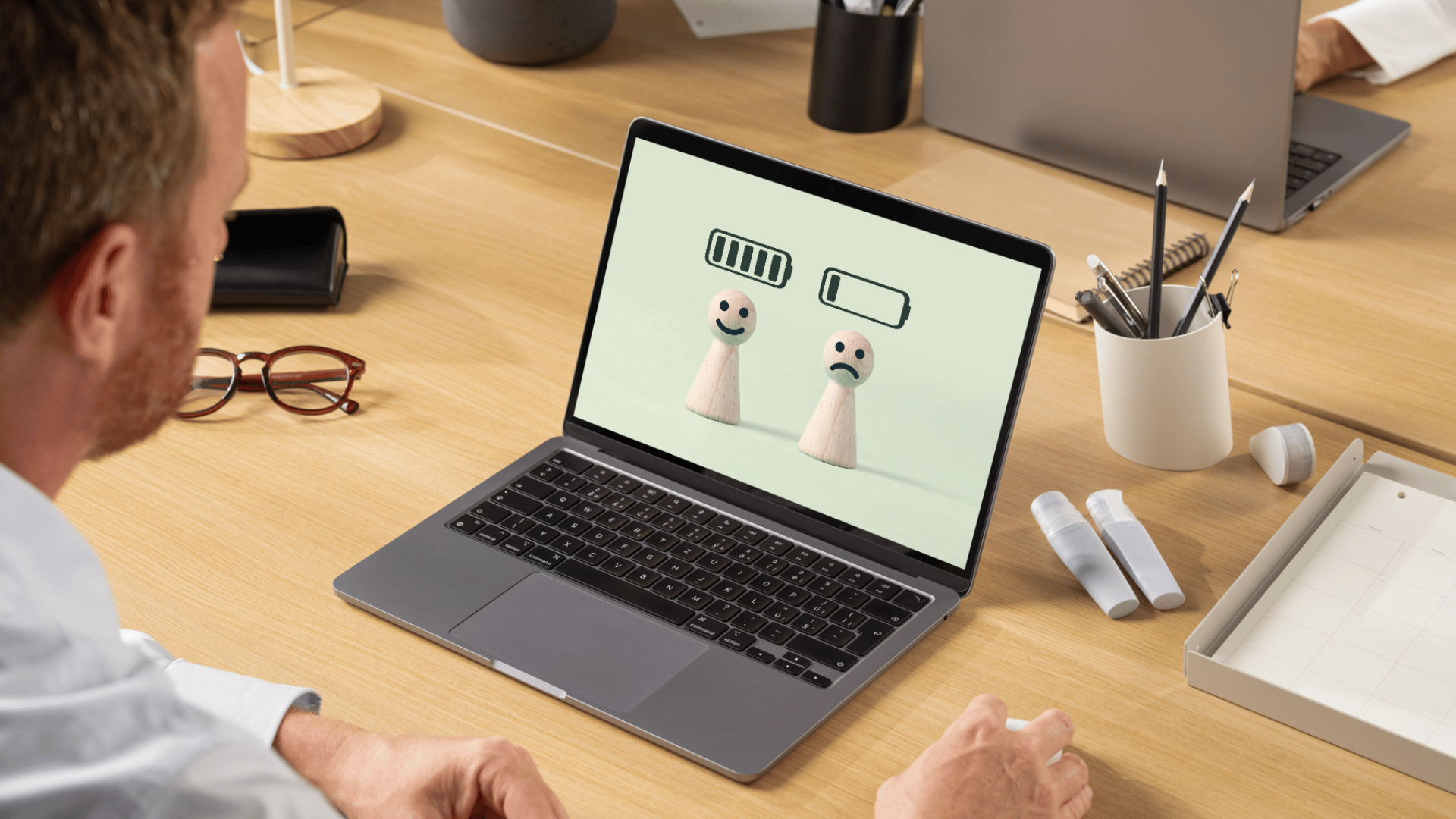 Angestellter vor Laptop in der Arbeit