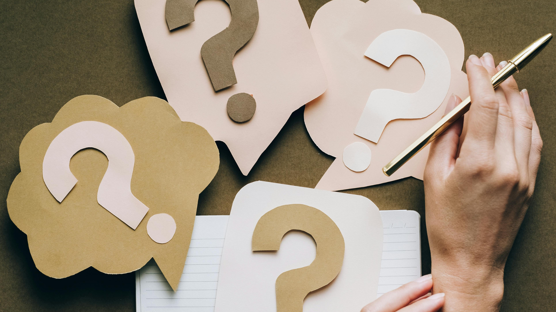 Papierfragezeichen und Hand auf Schreibtisch, Business Coaching