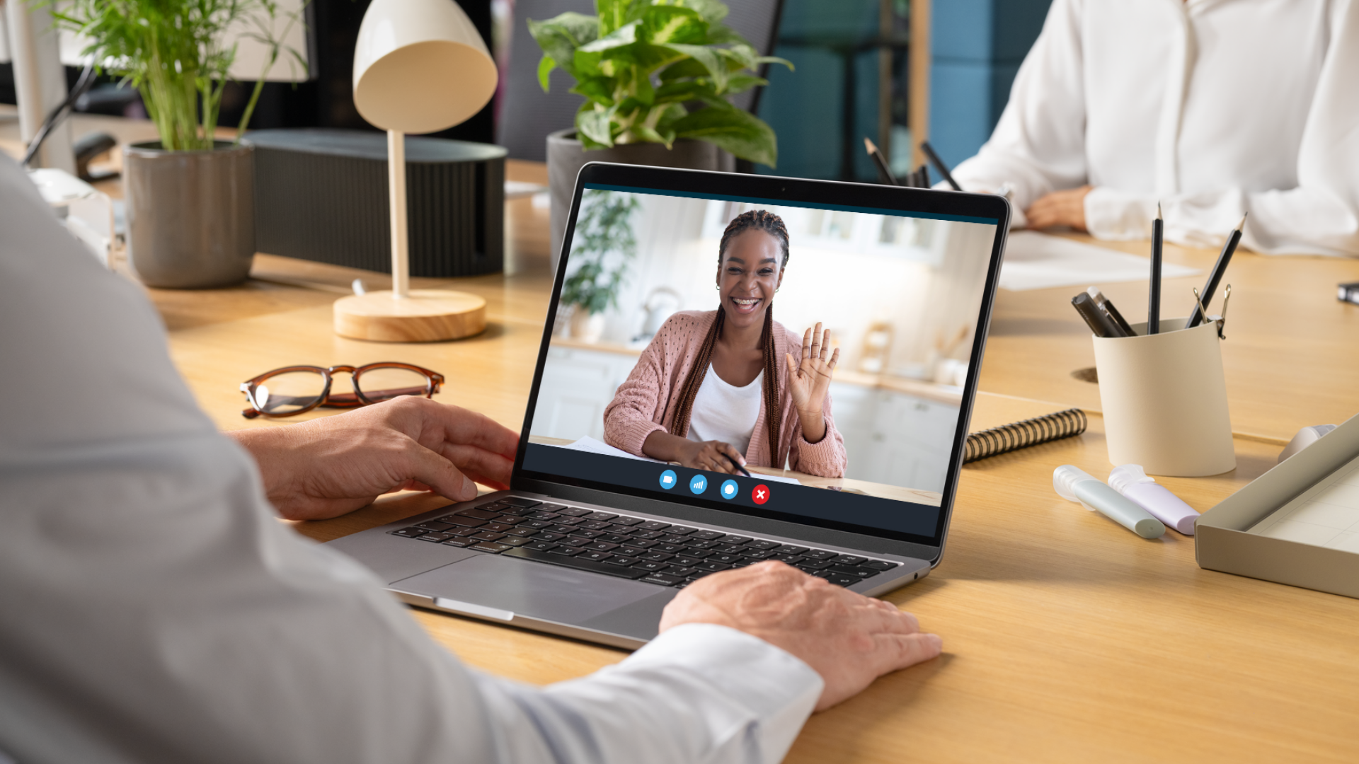 Videocall mit Mitarbeiterin in anderem Land