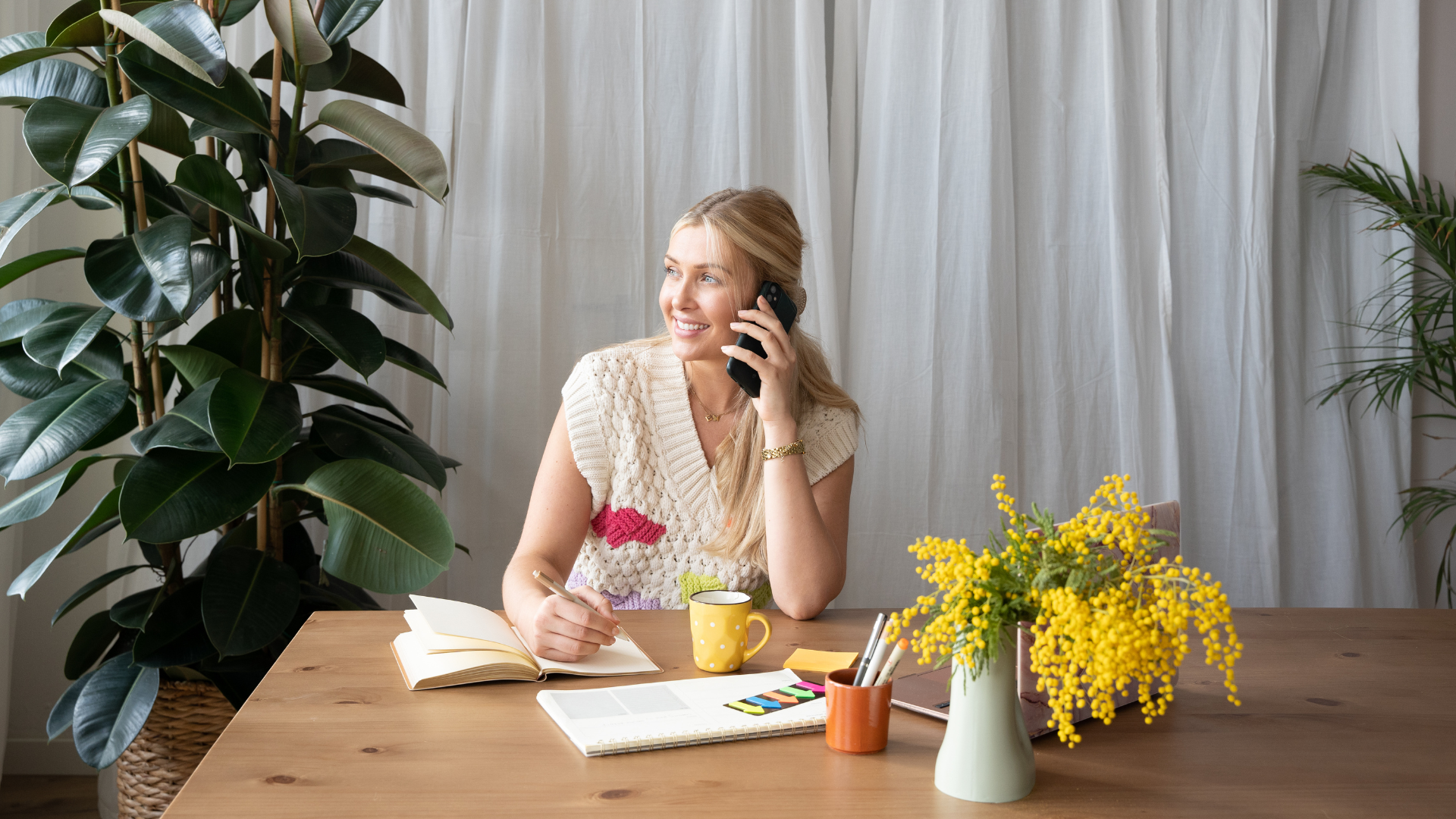 Frau telefoniert am Arbeitsplatz