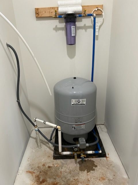 A water tank with a filter attached to it.