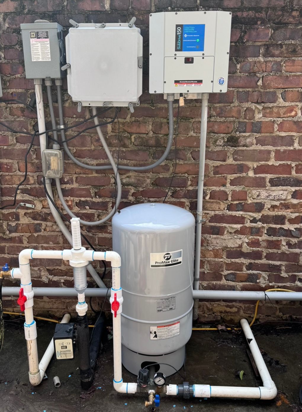 A water tank with a filter attached to it.