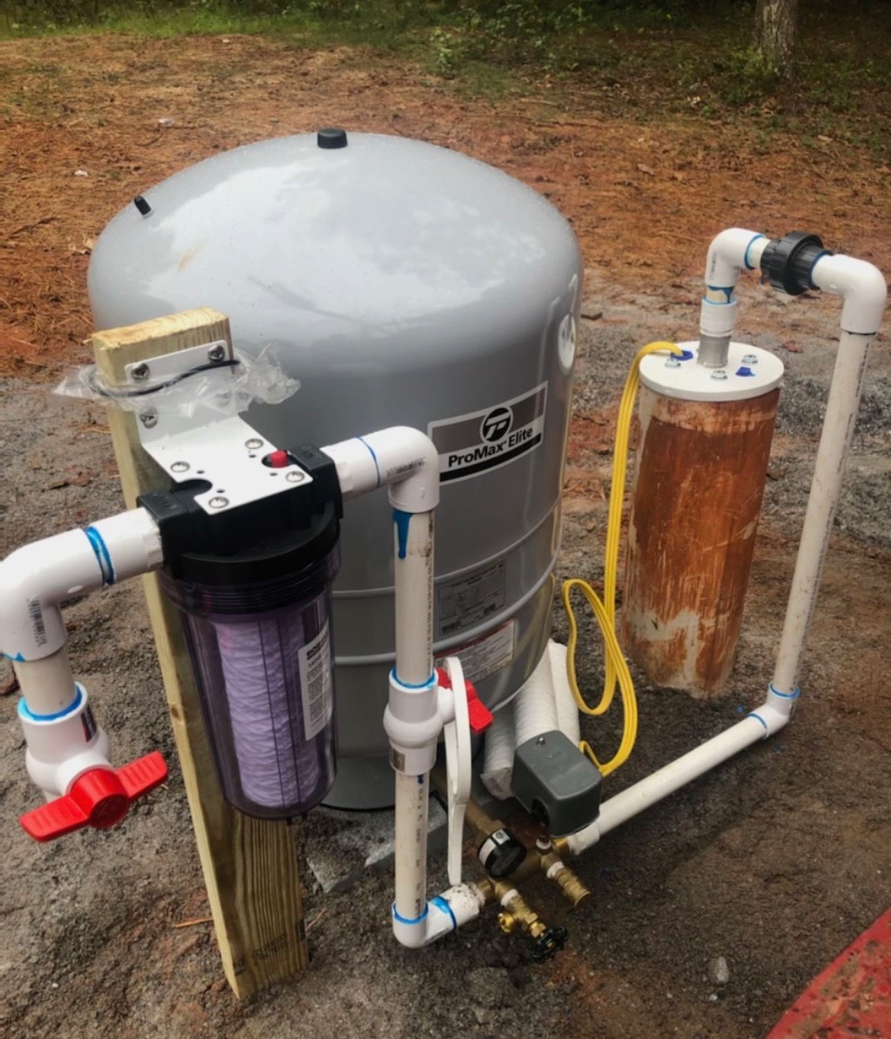 A water tank with a filter attached to it.