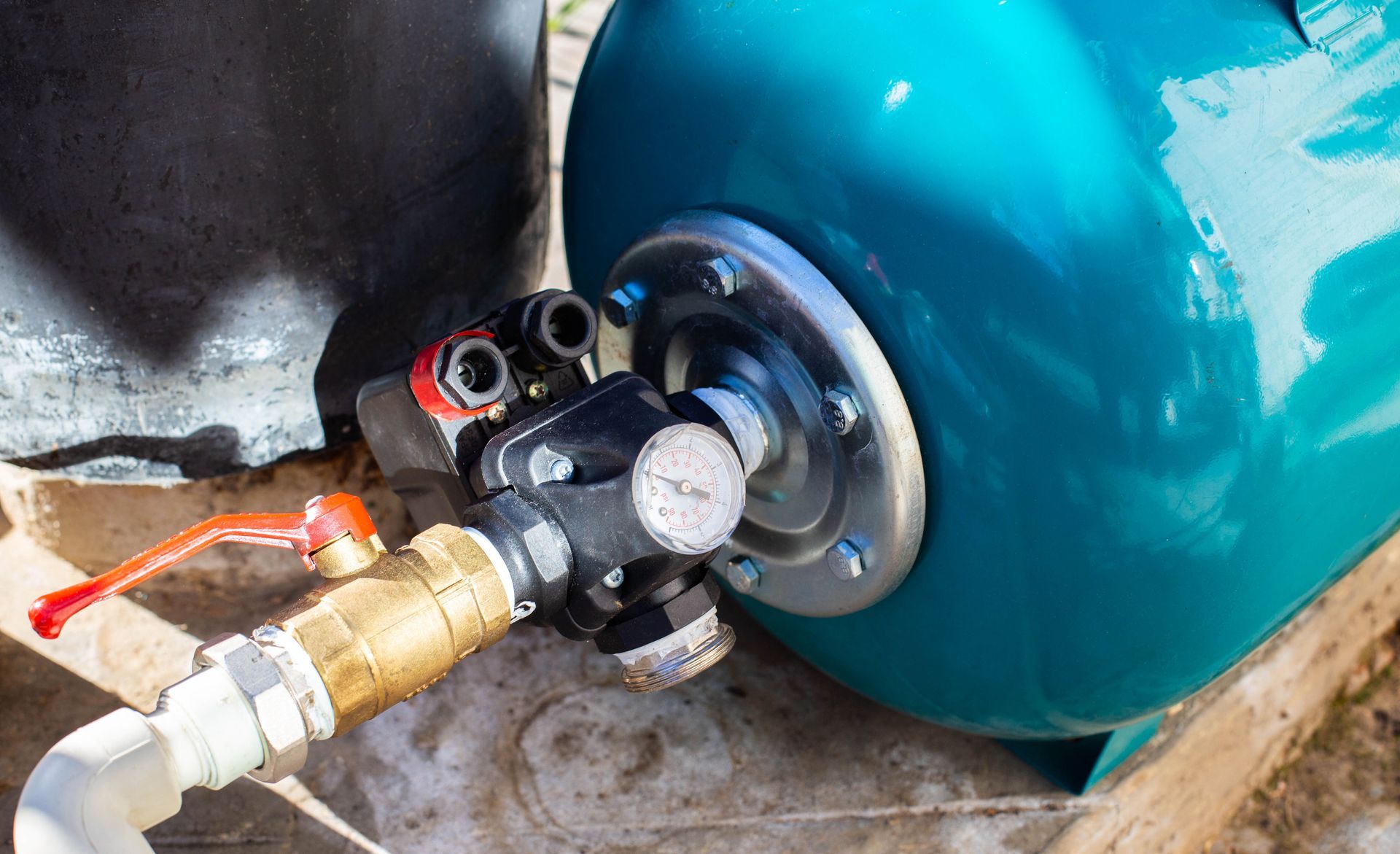 Water supply system with a hydraulic tank and a cleaning filter from a well in the country. Water supply system with a hydraulic tank and a cleaning filter from a well in the country.