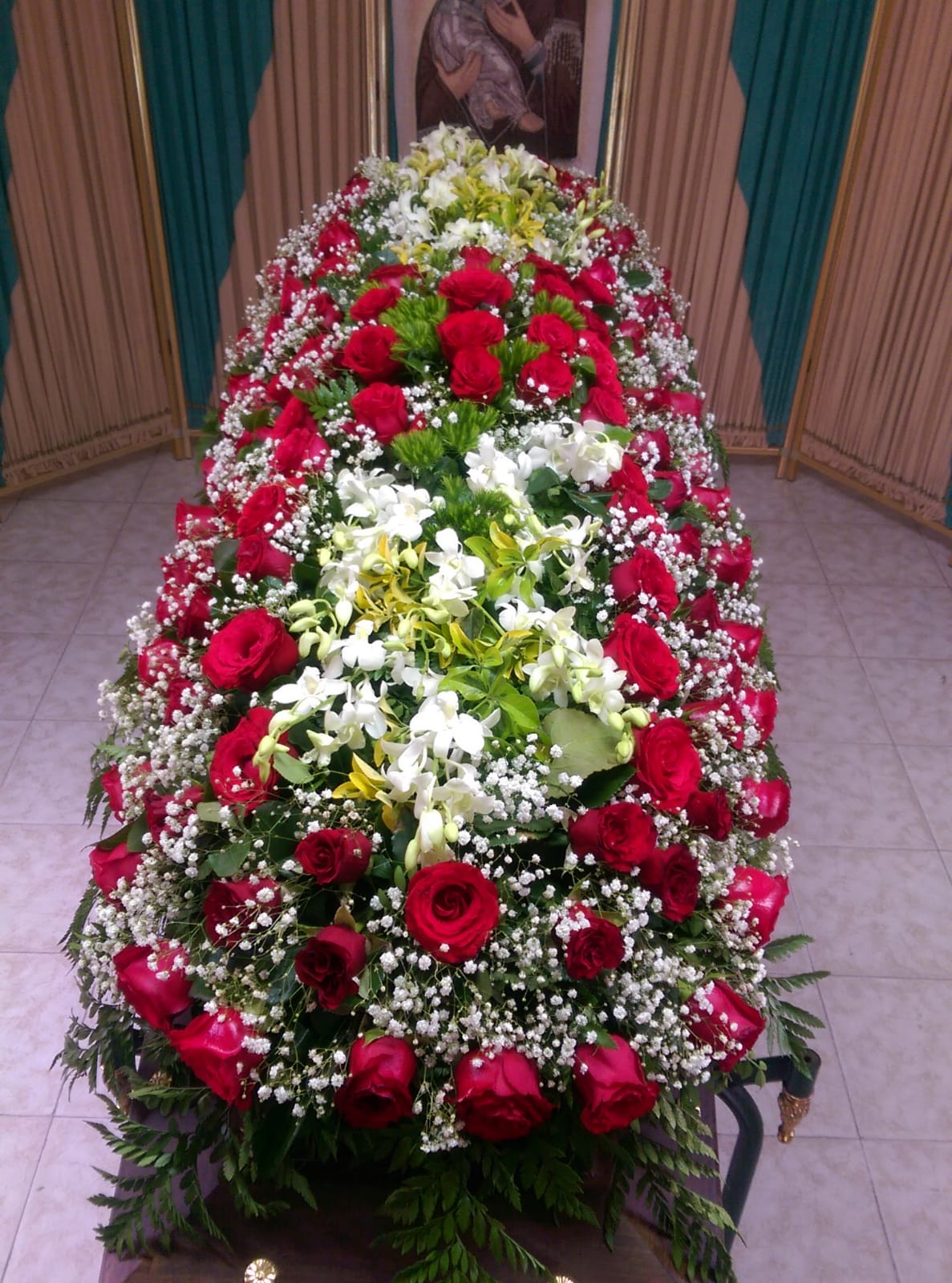 copribara fiori rossi e bianchi