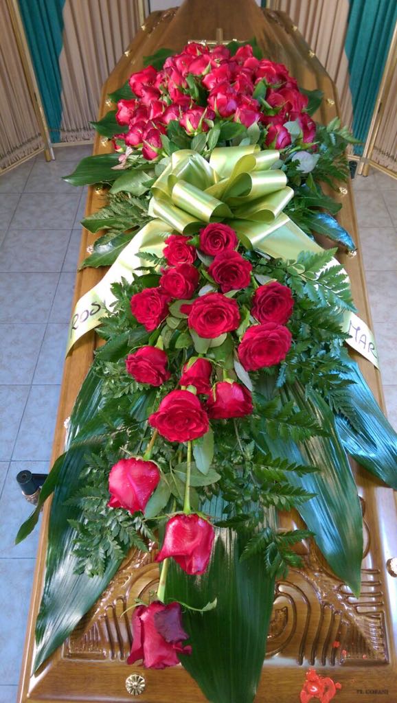 copribara fiori bianchi e rossi