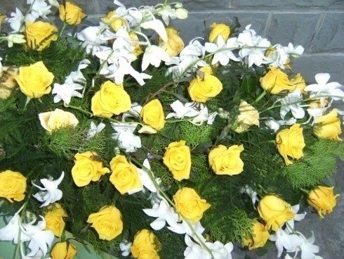 cuscino funebre fiori gialli