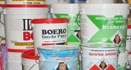 barattoli di vernice di vari dimensioni