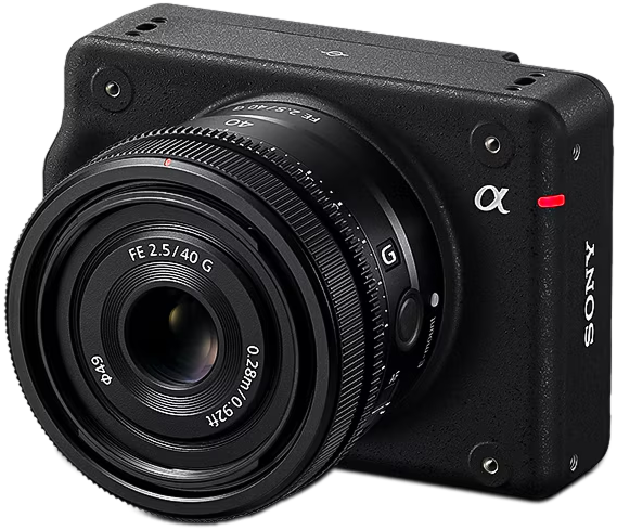 Schwarze Sony Alpha-Kamera mit angebrachtem Objektiv, Schrägansicht.