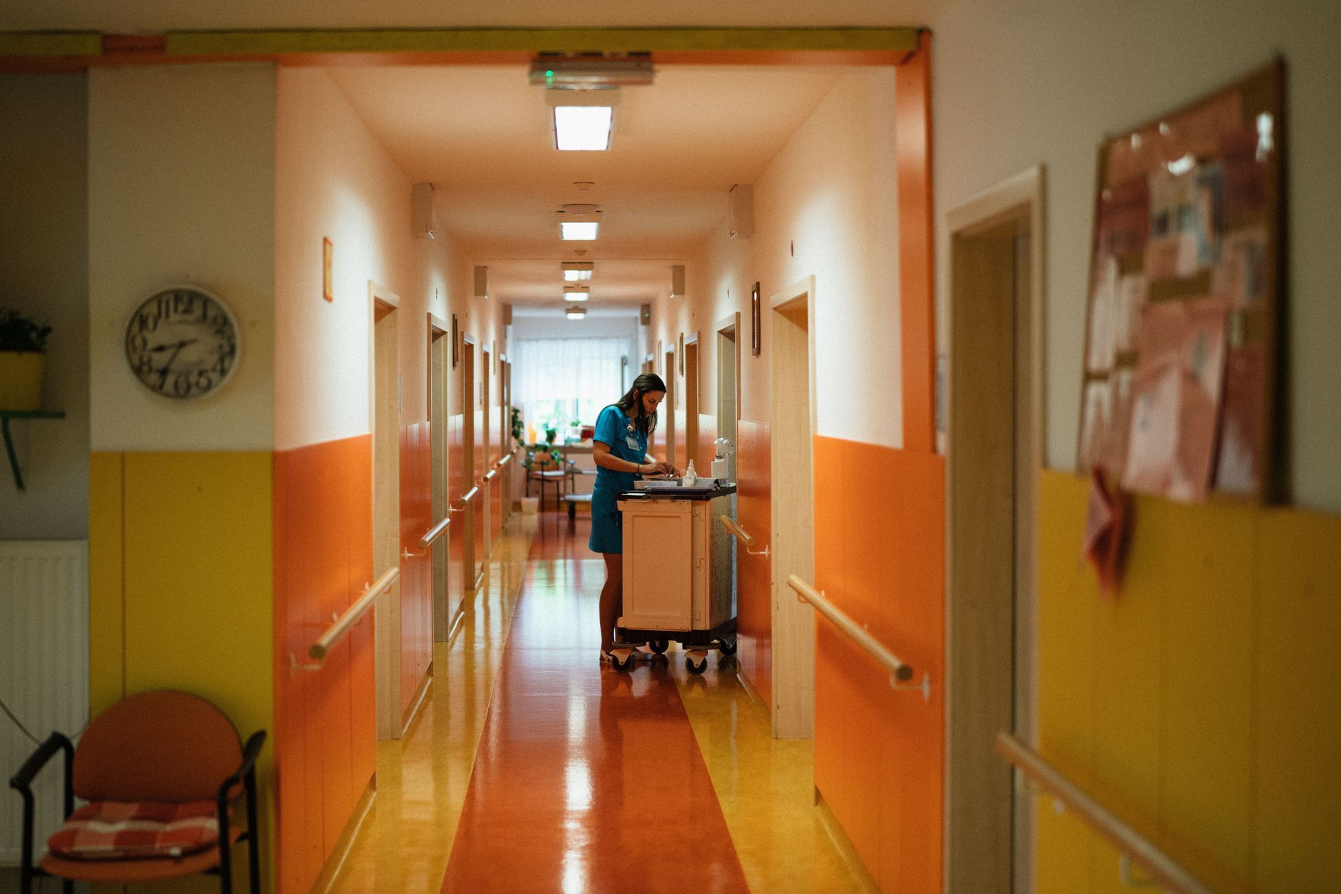 Infermiera in ospedale dopo avvenuto decesso