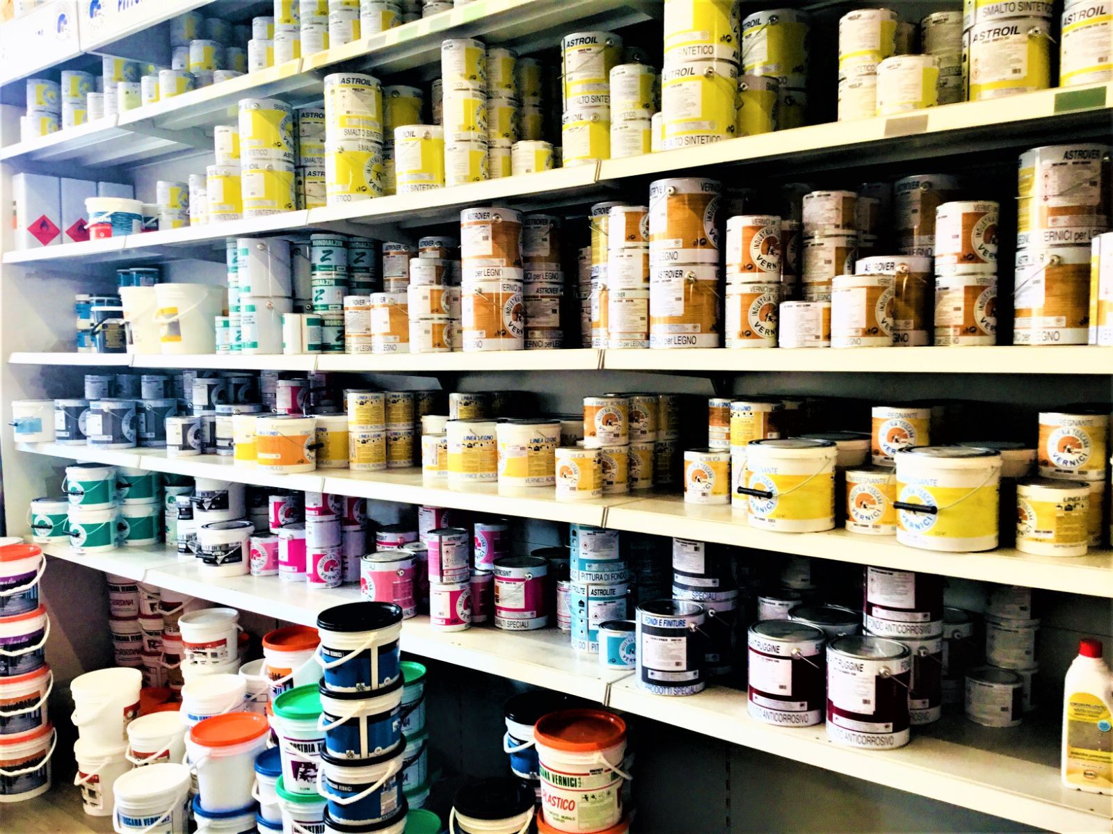 Smalti al solvente su scaffali