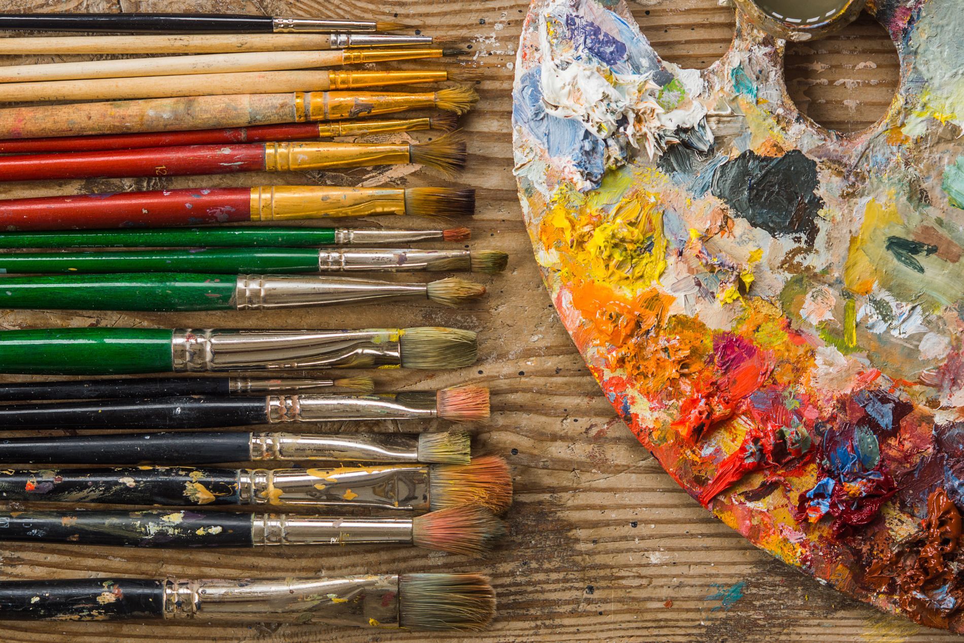 Pennelli e tavolozza per belle arti