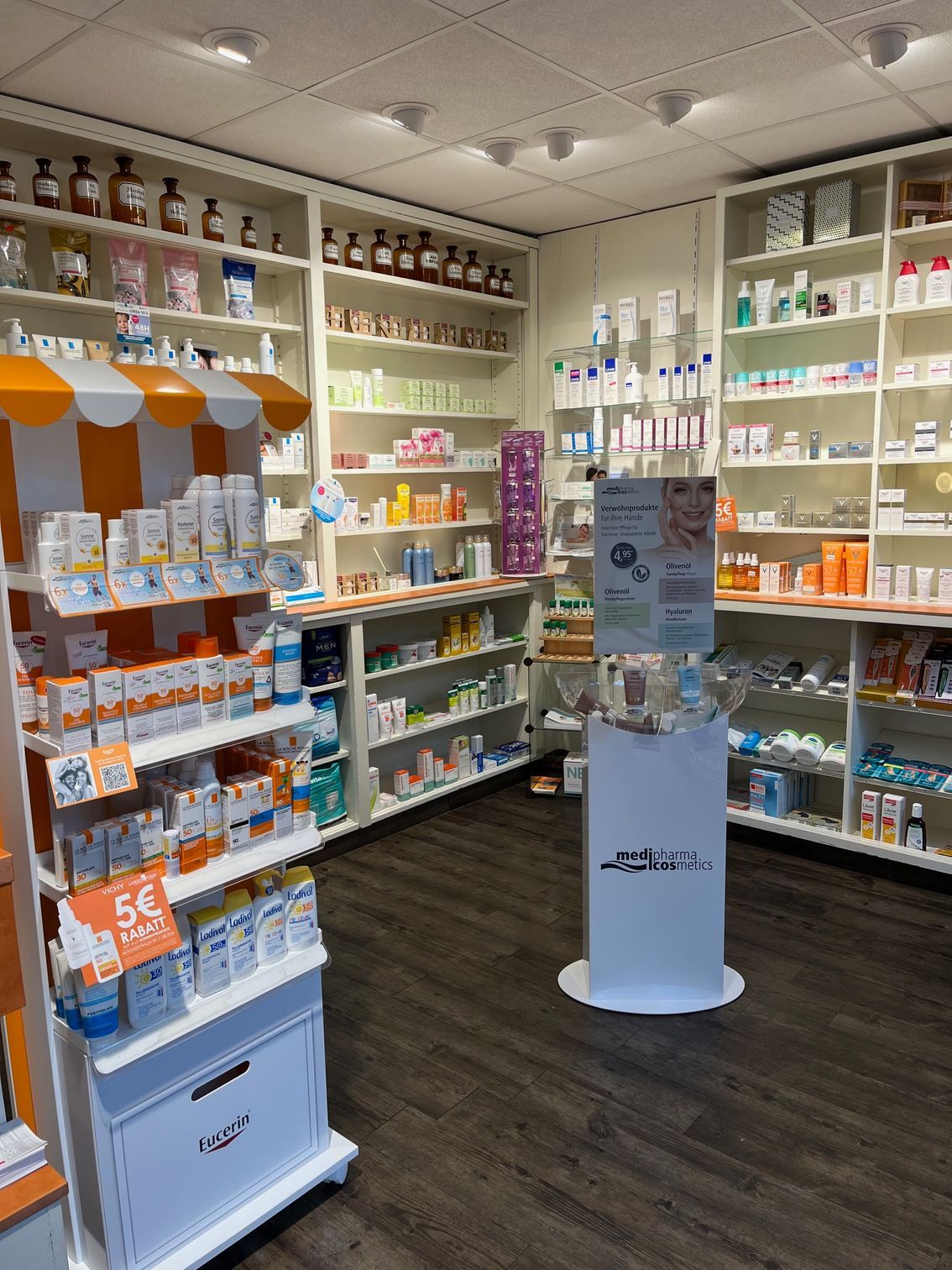 Eine Apotheke voller Regale und Medikamentenflaschen.