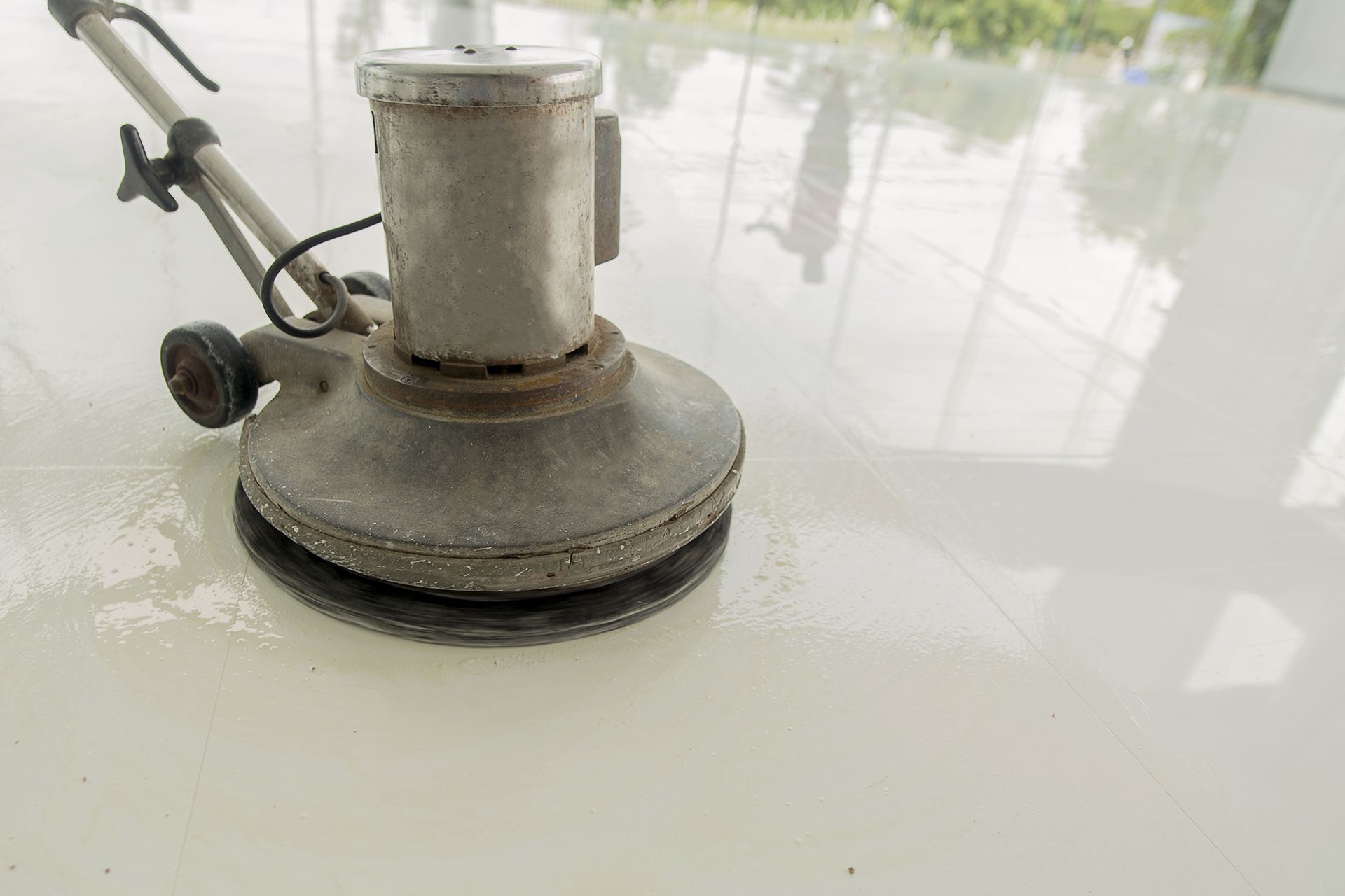 A machine is sitting on top of a white tiled floor.