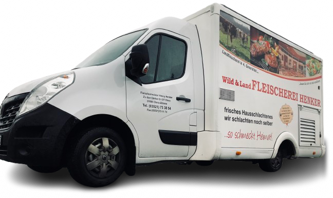 Weißer Kühllieferwagen mit Metzgerei-Logo an der Seite. Der LKW ist geparkt und zeigt die Fahrerseite.