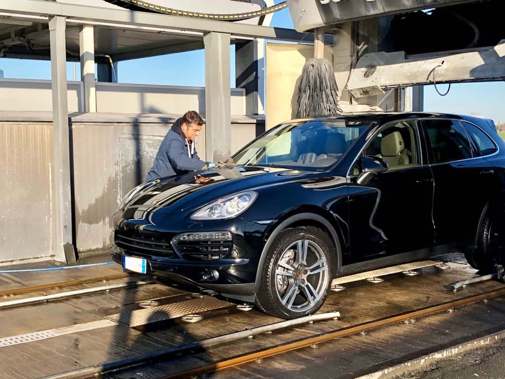 Autolavaggio con operatore a rimini - Best Oil