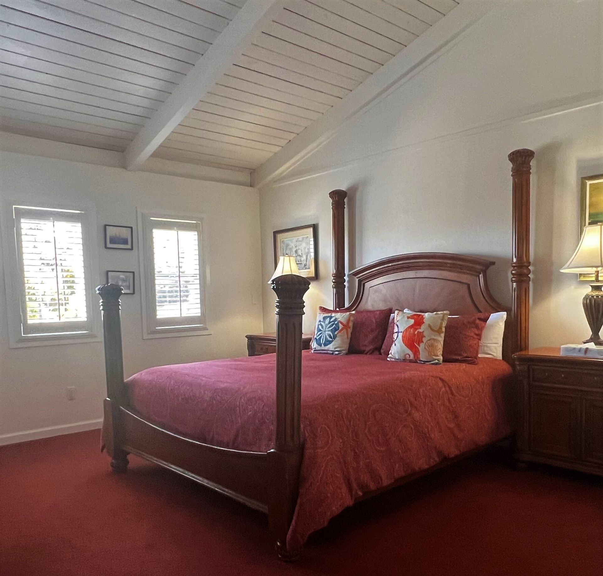 A bedroom with a king size bed and two lamps