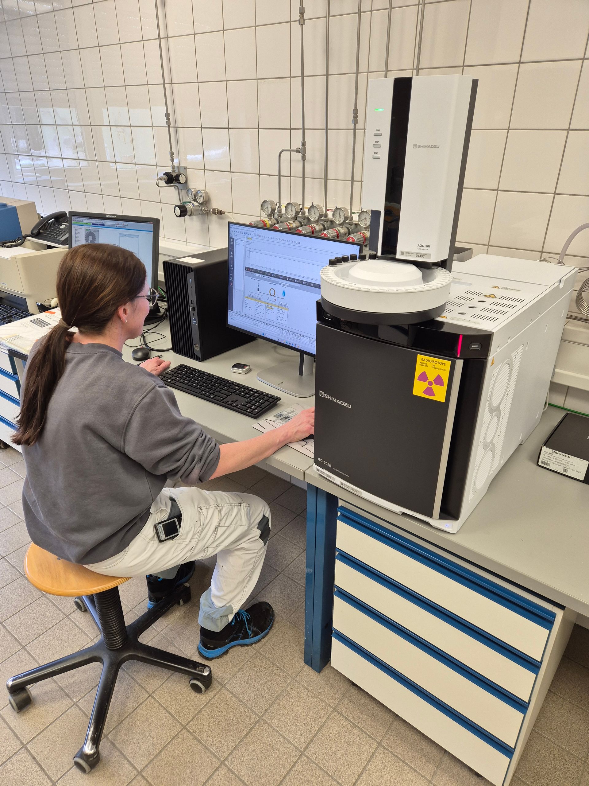 Moderner Gaschromatograph in Betrieb