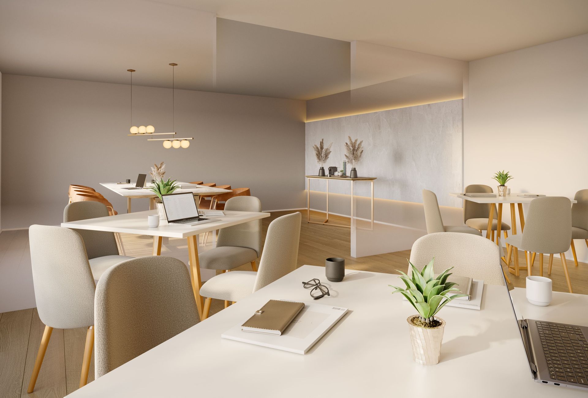 Espaço de coworking moderno e luminoso, com mesas e cadeiras brancas e luz natural.