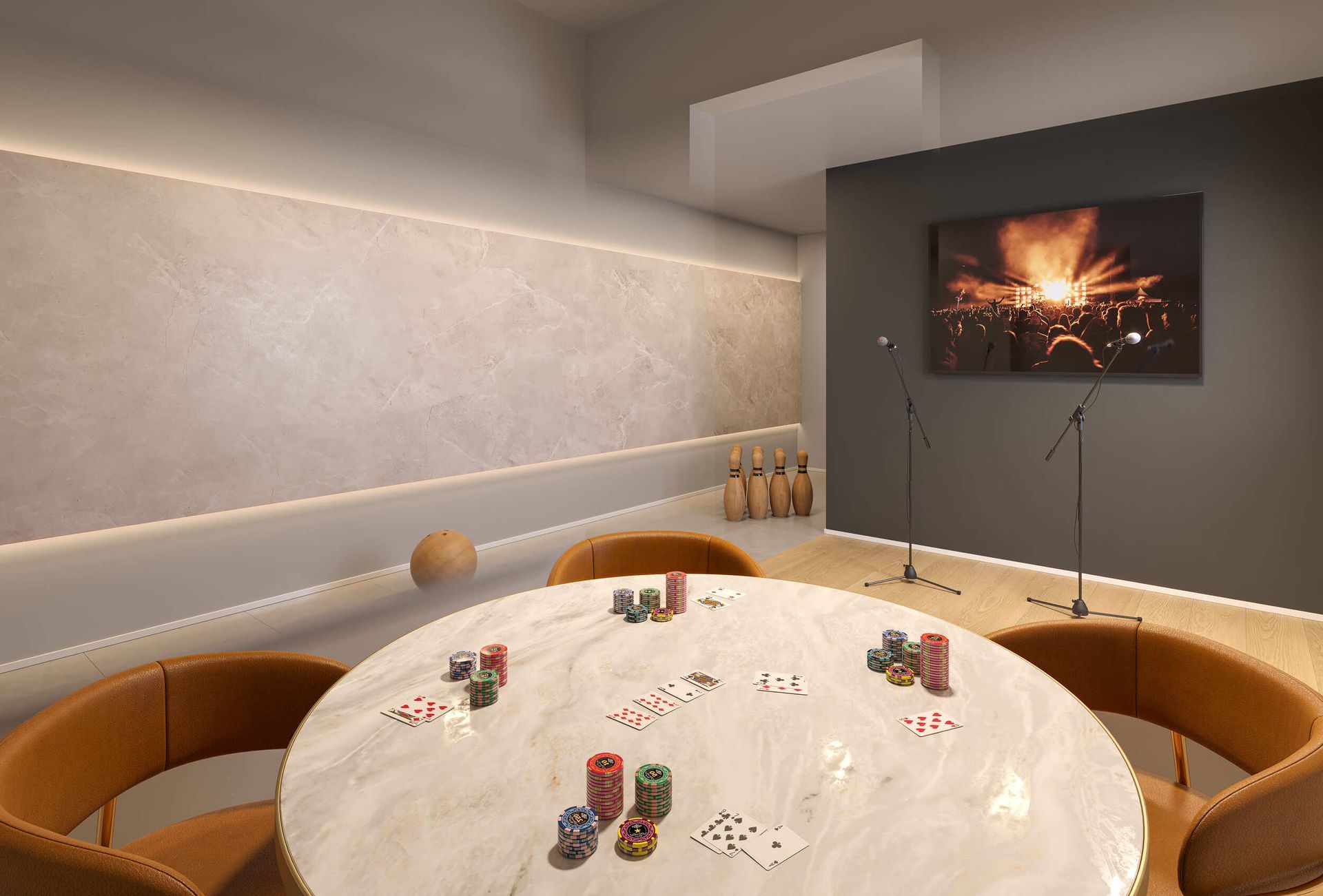 Mesa de pôquer em uma sala de jogos com cadeiras, cartas, fichas e uma TV exibindo um palco.