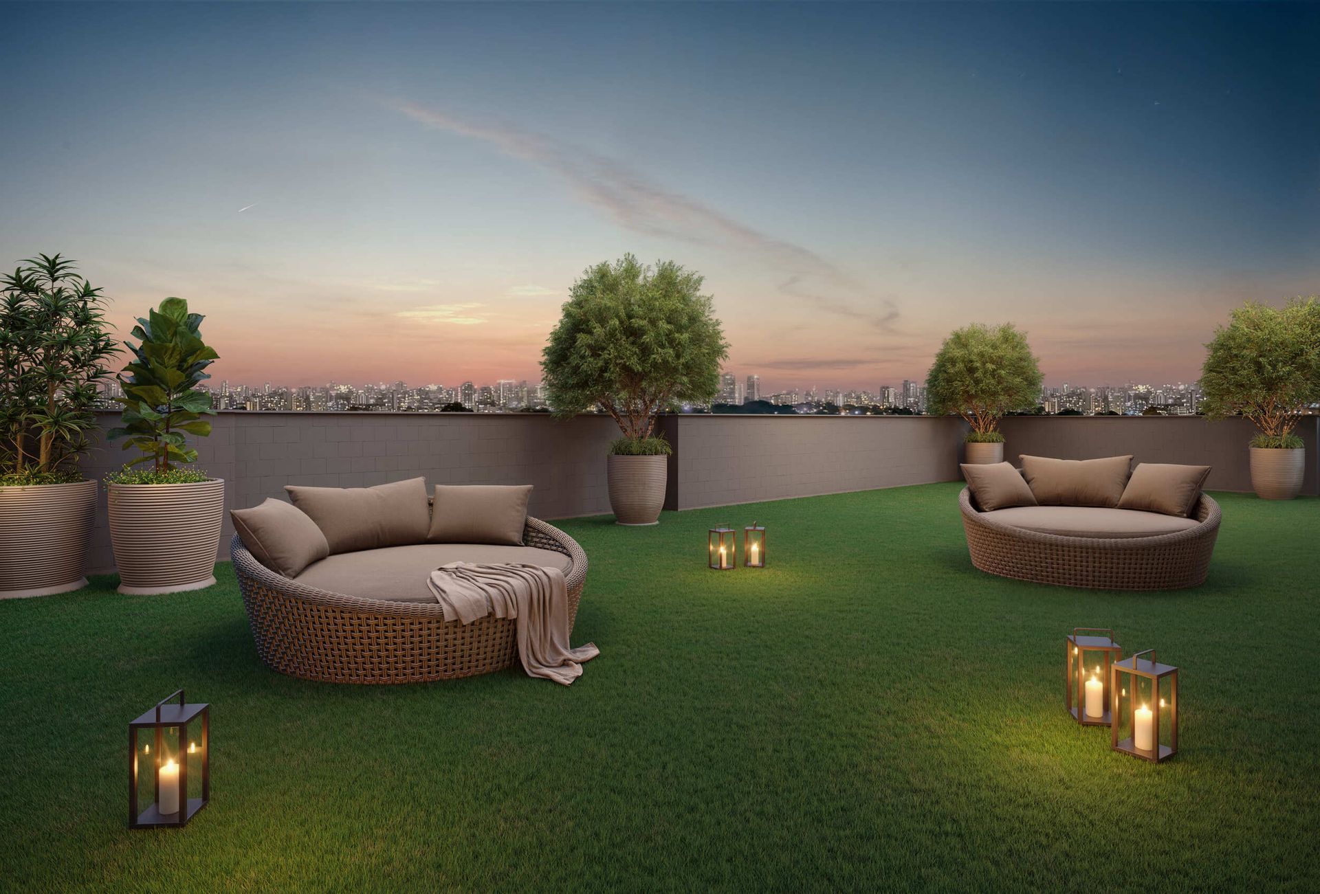 Terraço na cobertura com espreguiçadeiras de vime, lanternas, árvores em vasos e vista da cidade ao entardecer.