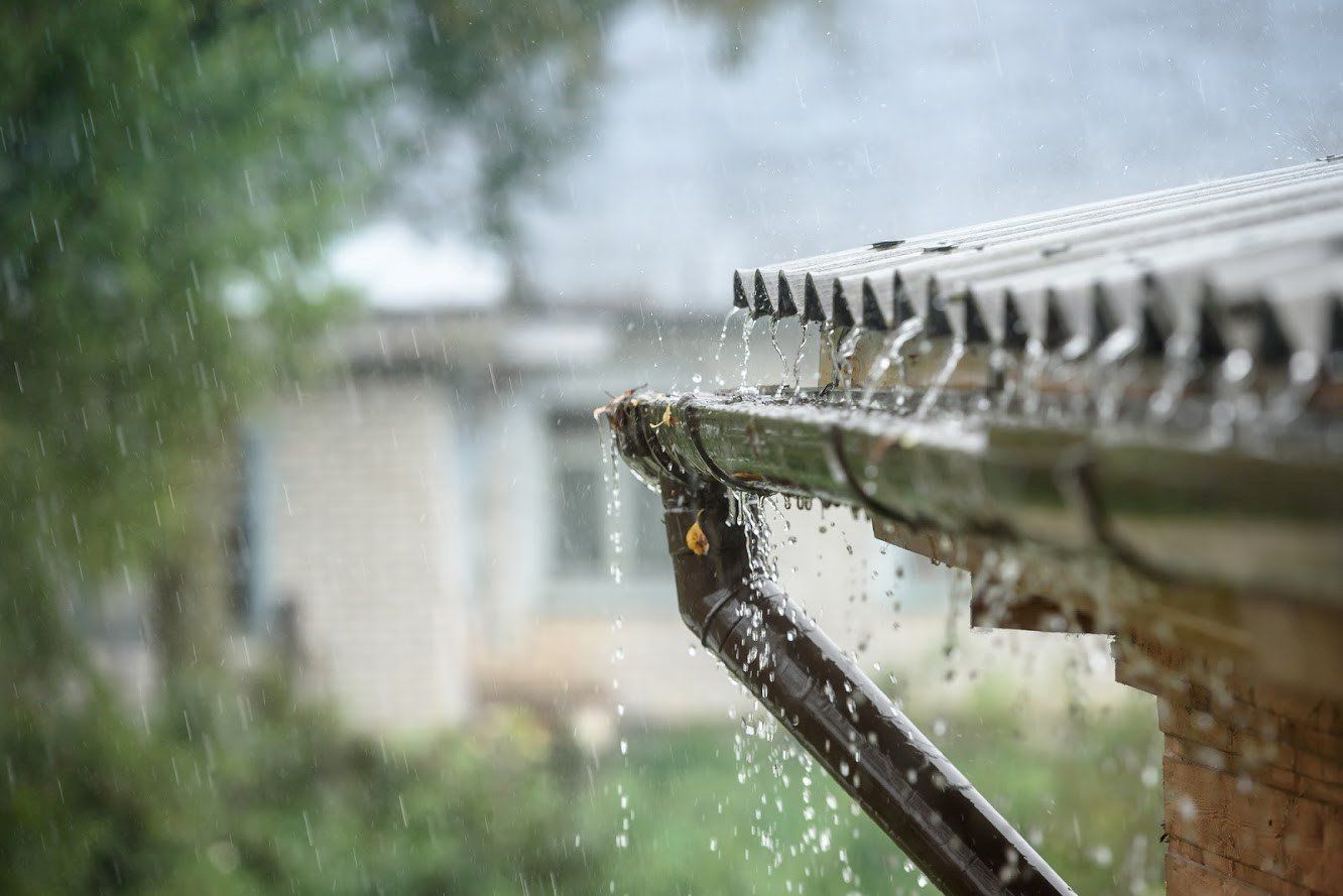 Rain Water on Gutter — Waukee, IA — Allstate Gutter & Siding Rain Water on Gutter — Waukee, IA — Allstate Gutter & Siding