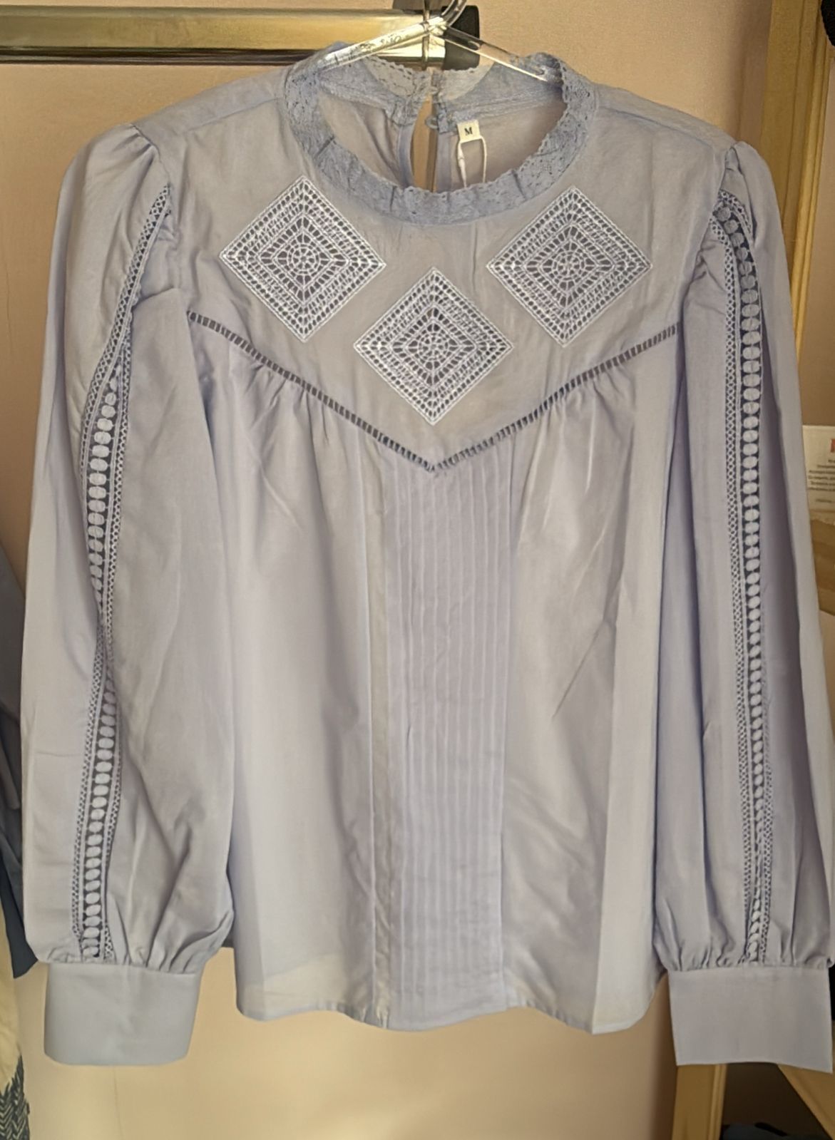 Botella de agua y plato de Mickey Mouse. El plato presenta a Mickey con un borde rojo. La botella tiene un tapón amarillo.