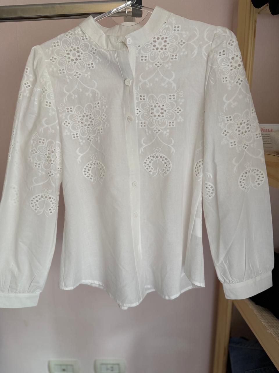 Tazas coloridas sobre frascos de vidrio etiquetados. Etiquetas visibles de