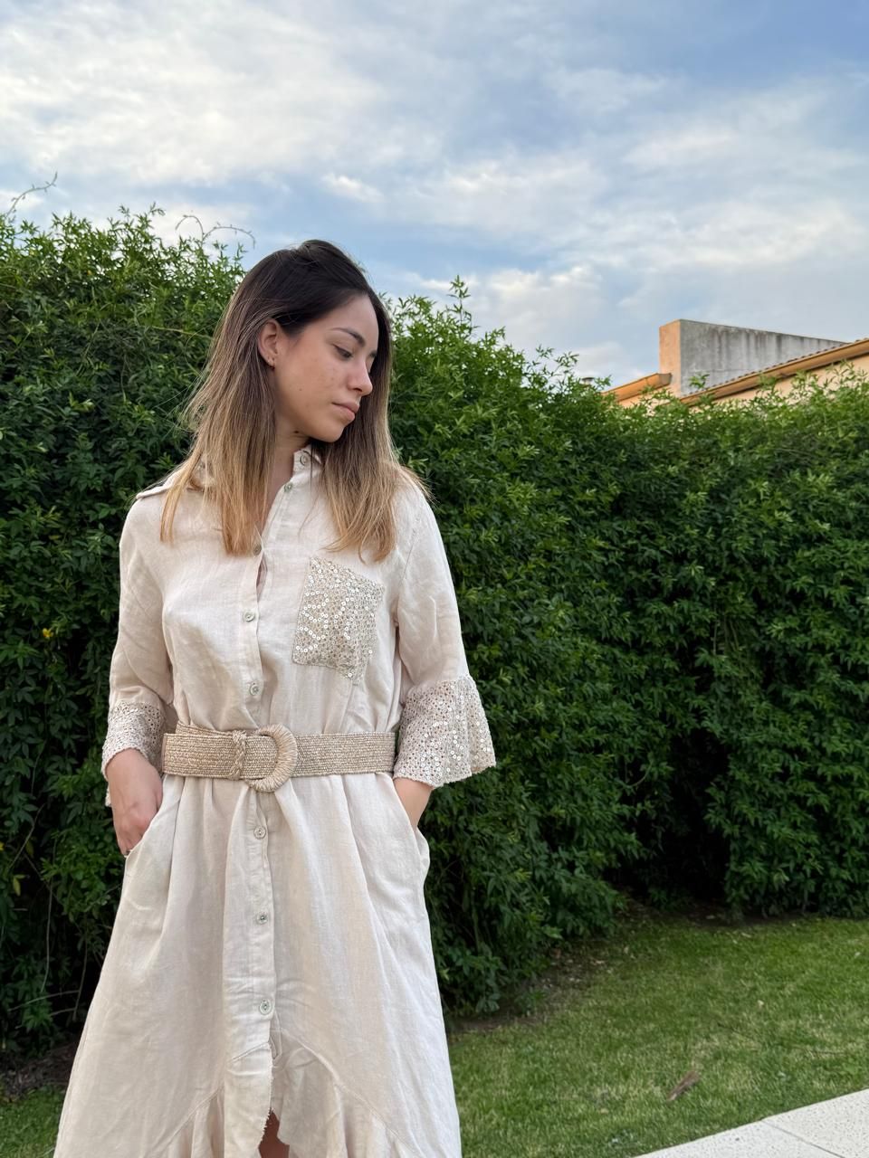 Botella de agua y plato con temática de Jurassic World. Ilustración de un raptor azul. Detalles en naranja y rojo.