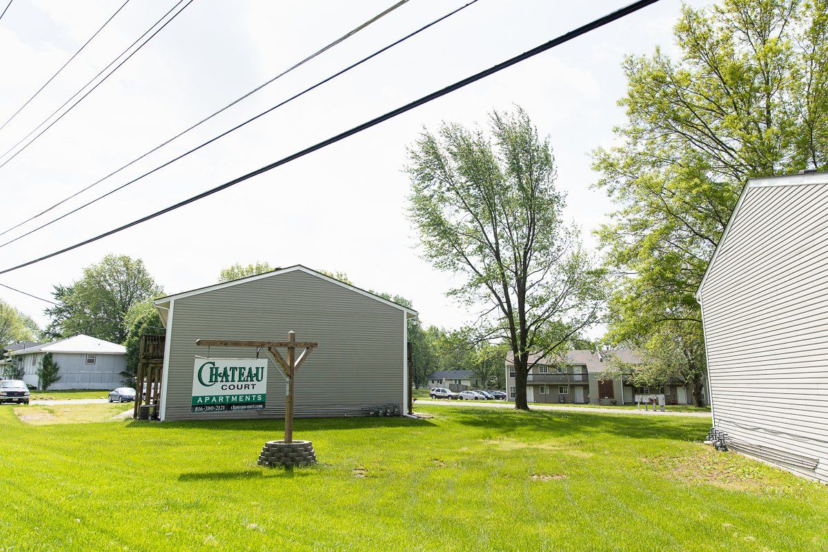 Chateau Court Apartments Sign