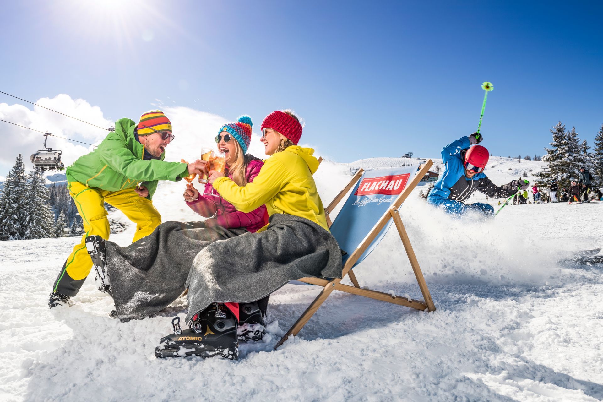 Eine Gruppe von Leuten sitzt auf einem Stuhl im Schnee.