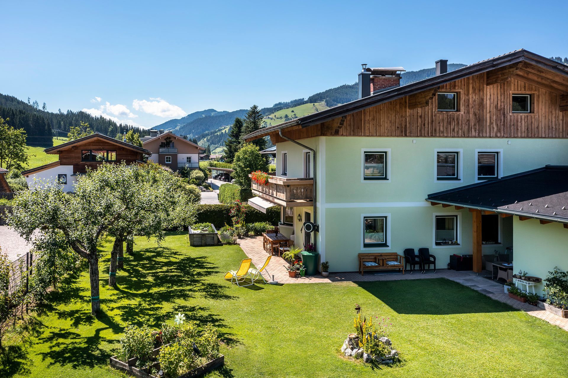 Ein Haus mit einer großen Wiese davor