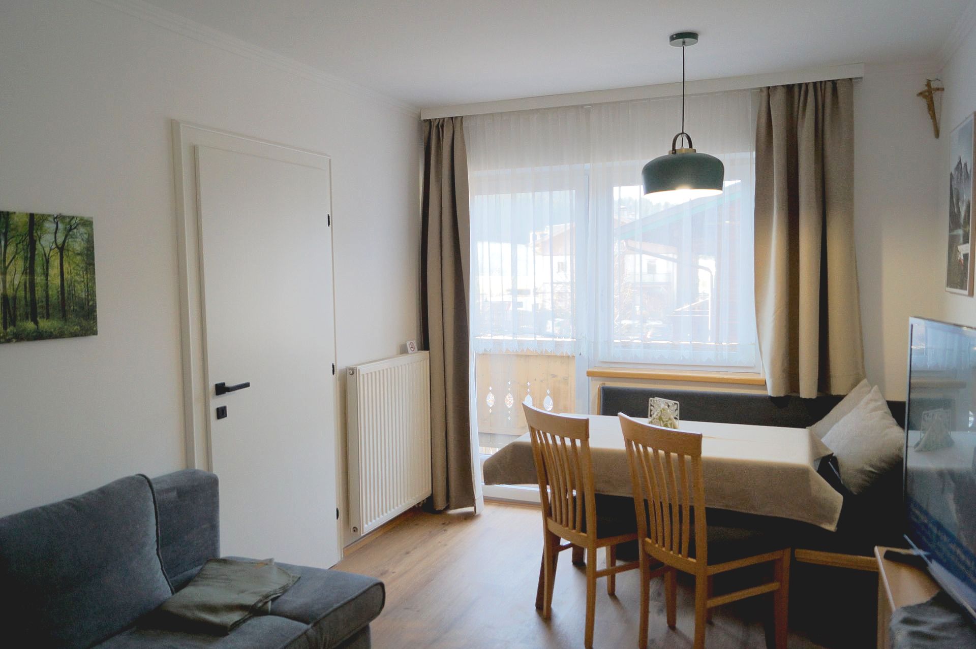 Ein Wohnzimmer mit Sofa, Tisch und Stühlen.