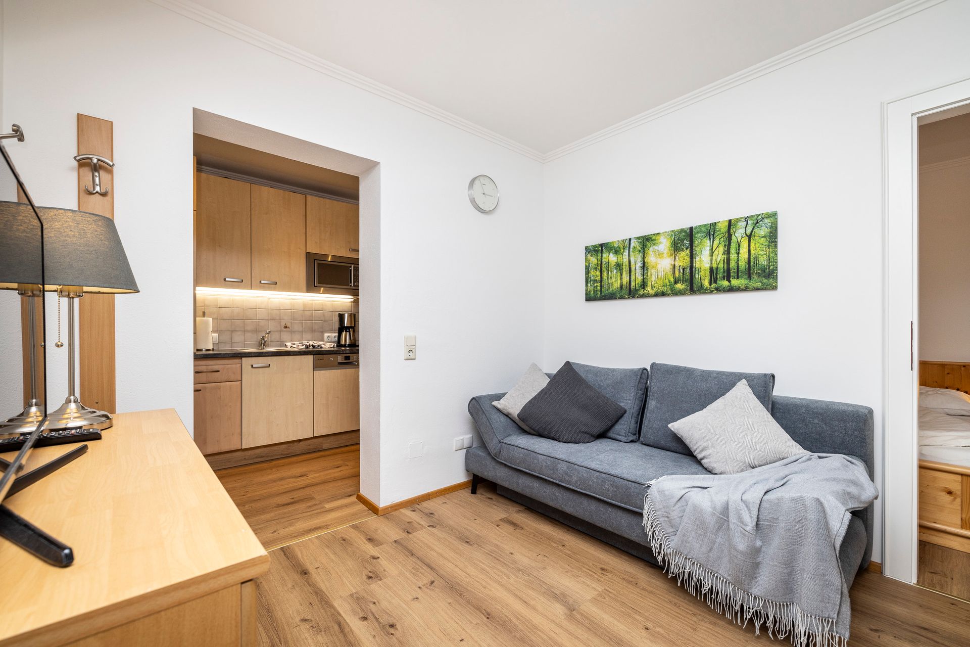 Ein Wohnzimmer mit einer Couch und einer Lampe.