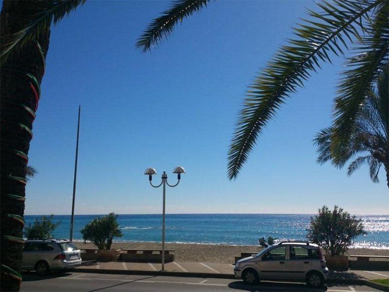 Sonnenbeschienene Promenade