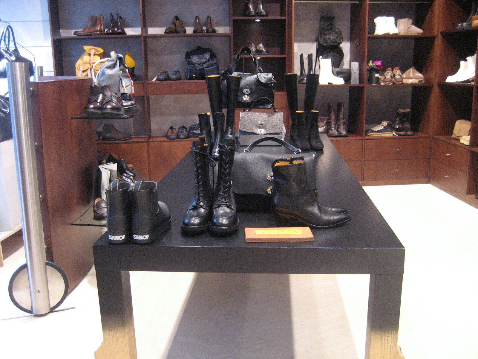 negozio di scarpe in centro a bolzano