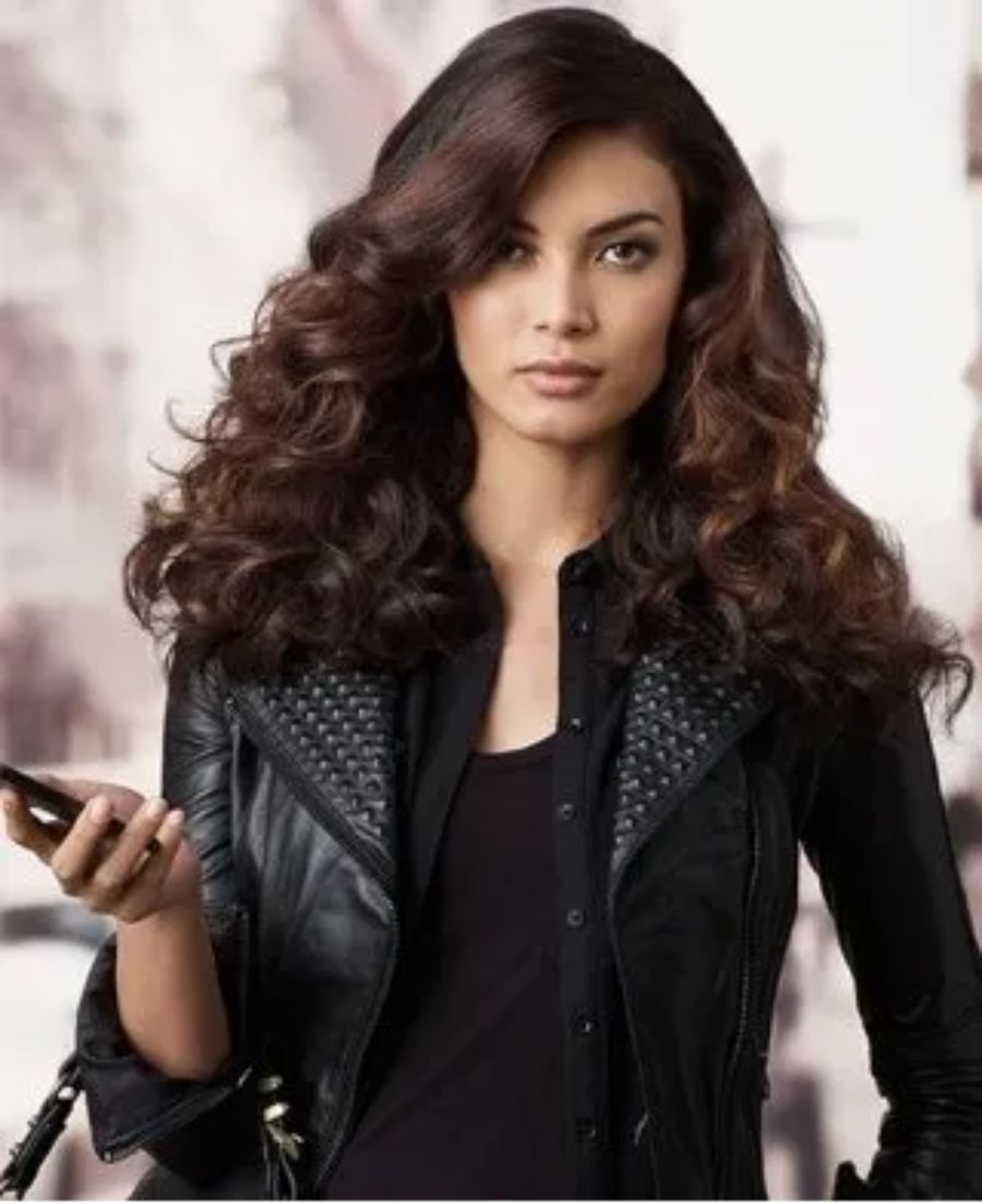 acconciatura donna capelli ricci