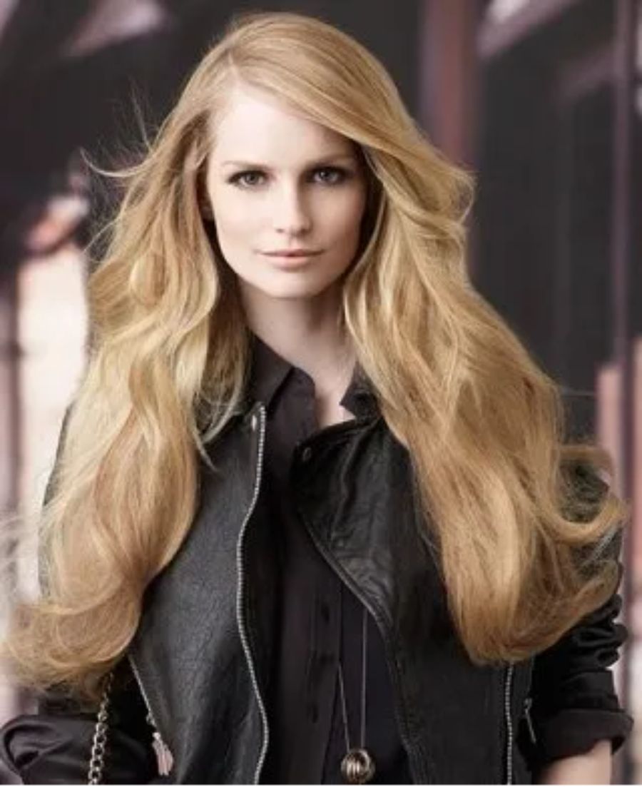 acconciatura donna capelli mossi