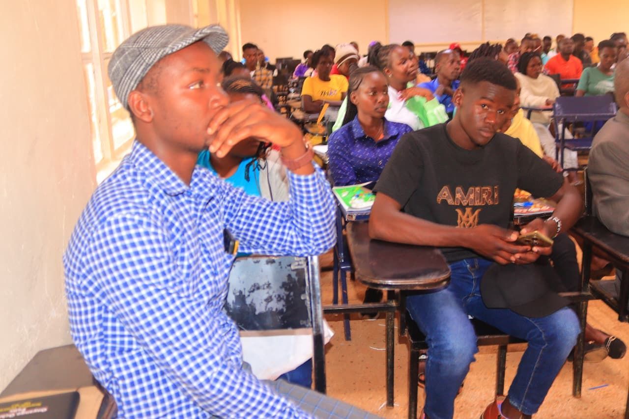 The teacher points at the screen, where the students in the classroom are. Swahili in classroom, Netherlands