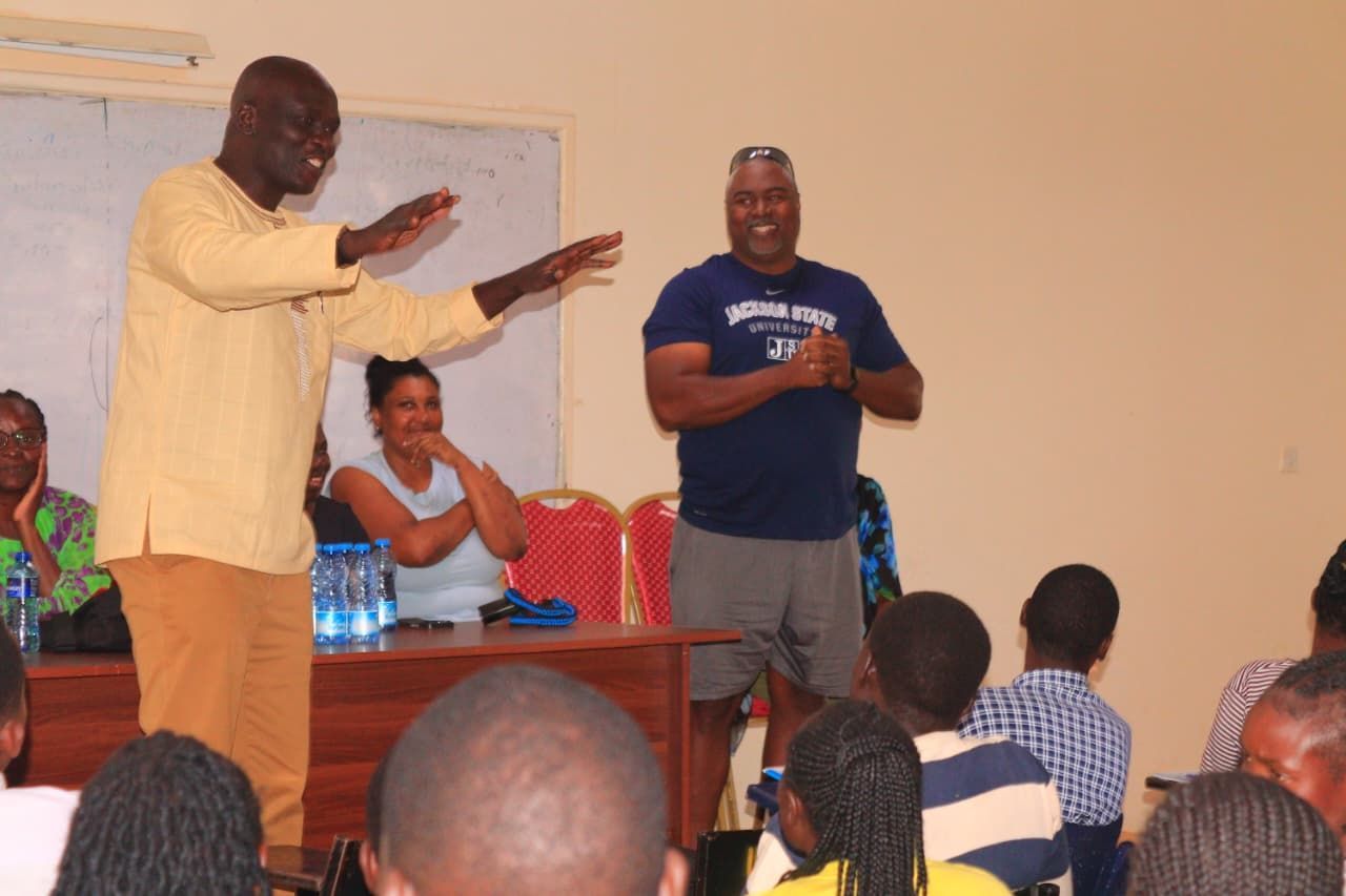 The teacher points at the screen, where the students in the classroom are. Swahili in classroom, Netherlands