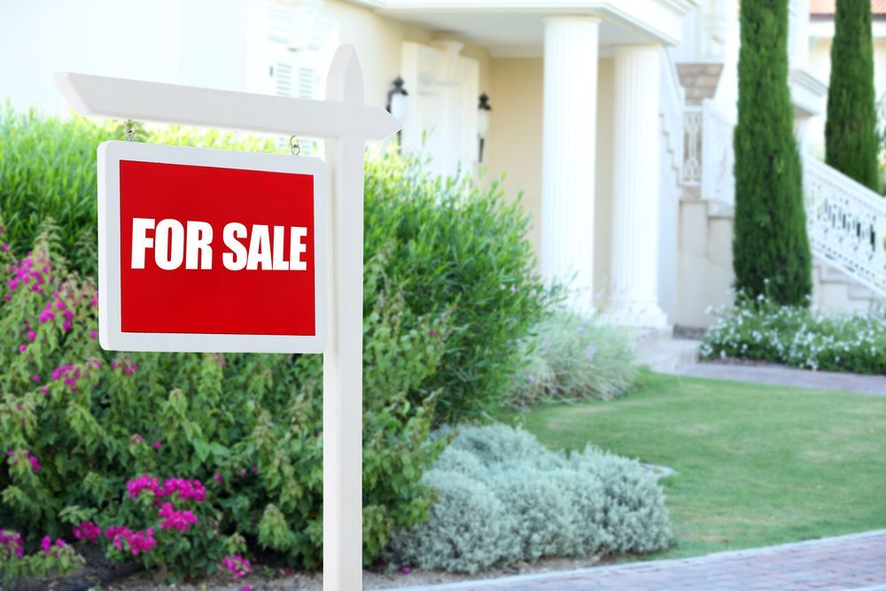 For Sale Sign in Front of a House With White Columns, Green Lawn, and Shrubs — Diamond Real Estate QLD in North Lakes, QLD