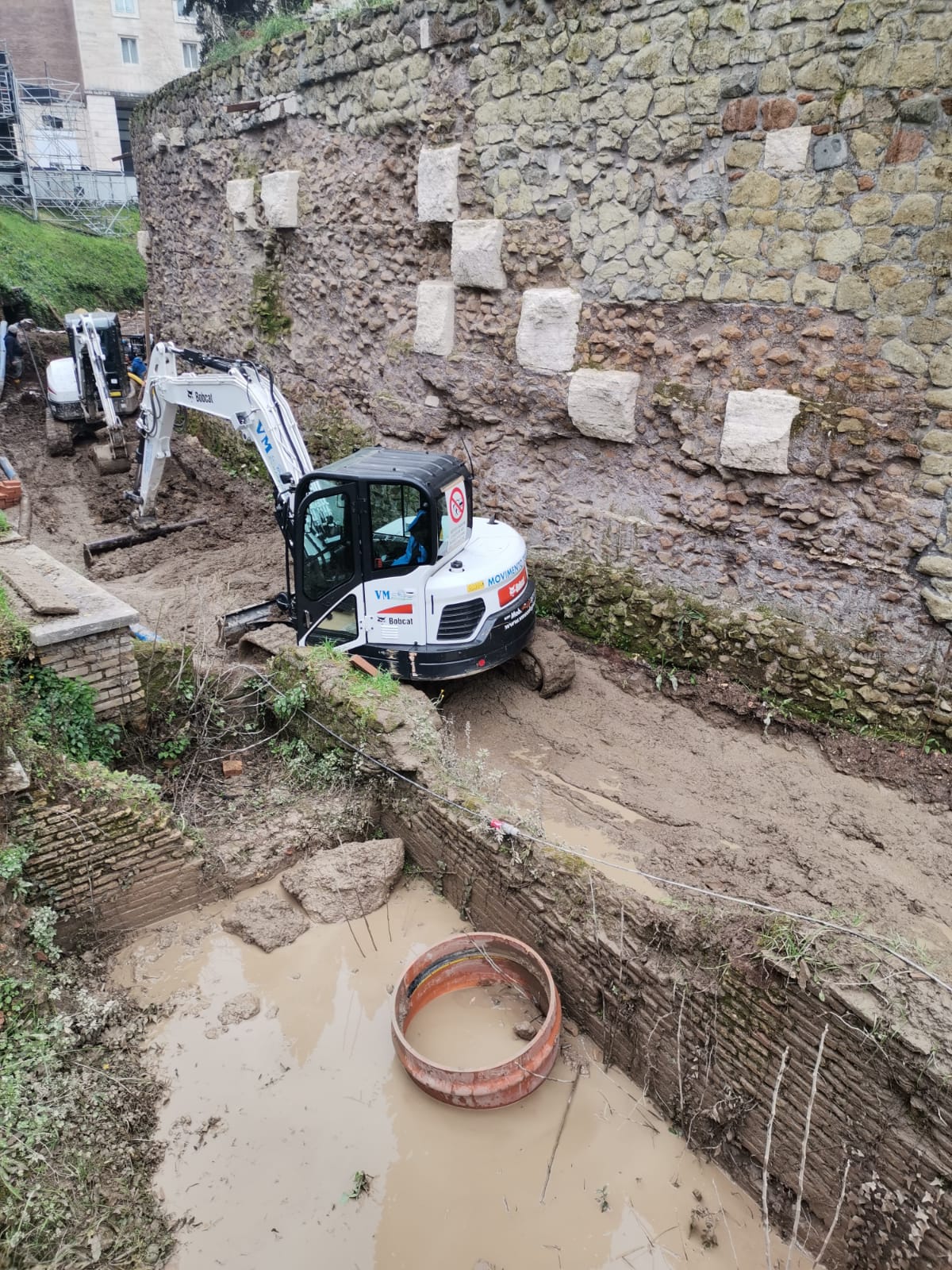 mezzo per scavi e interventi di demolizioni edili Roma