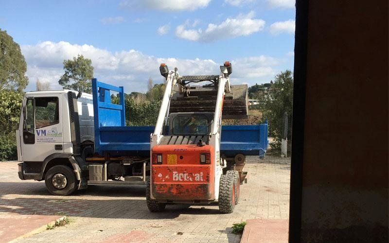 mezzo per trasporto di rifiuti edili a Roma