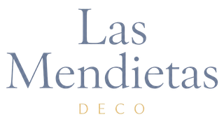Logotipo de Las Mendietas Deco con letras azules, detalles amarillos, sol, cesta de pintura y cinta.