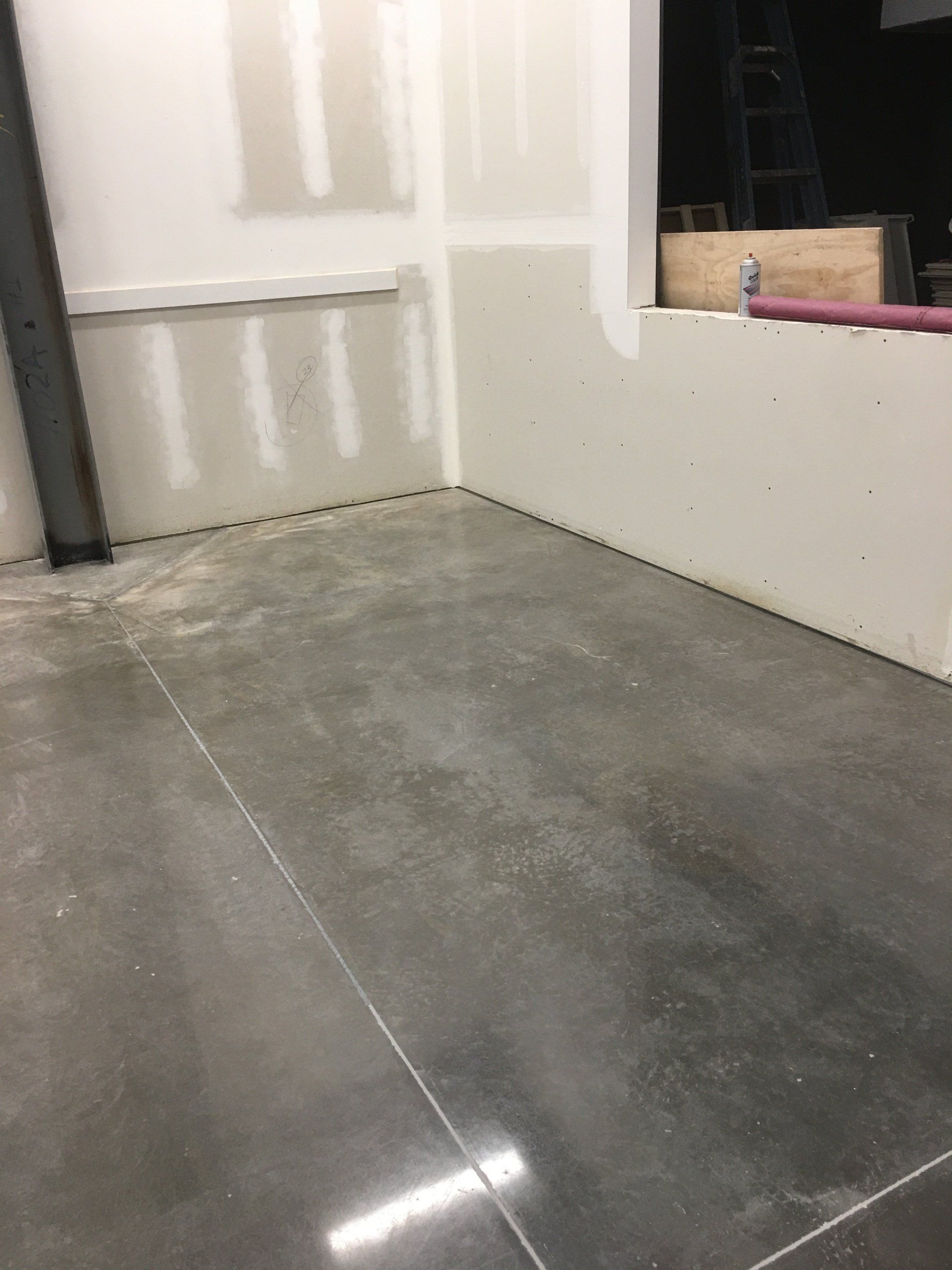 View of a floor with wide shiny tiles — New Jersey — Konkreate & Epoxy
